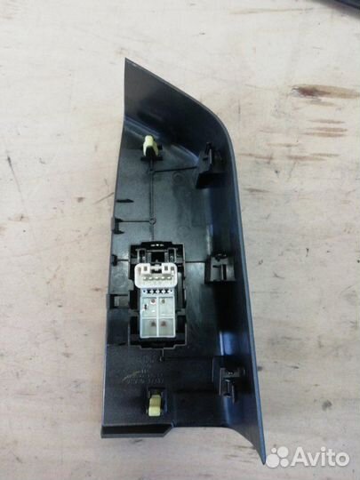 Кнопка стеклоподъемника задняя правая Toyota