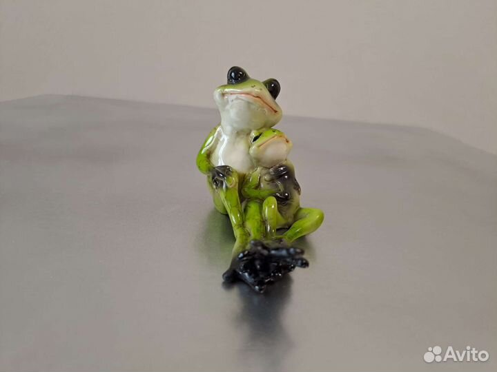 Фигурка лягушка с лягушенком