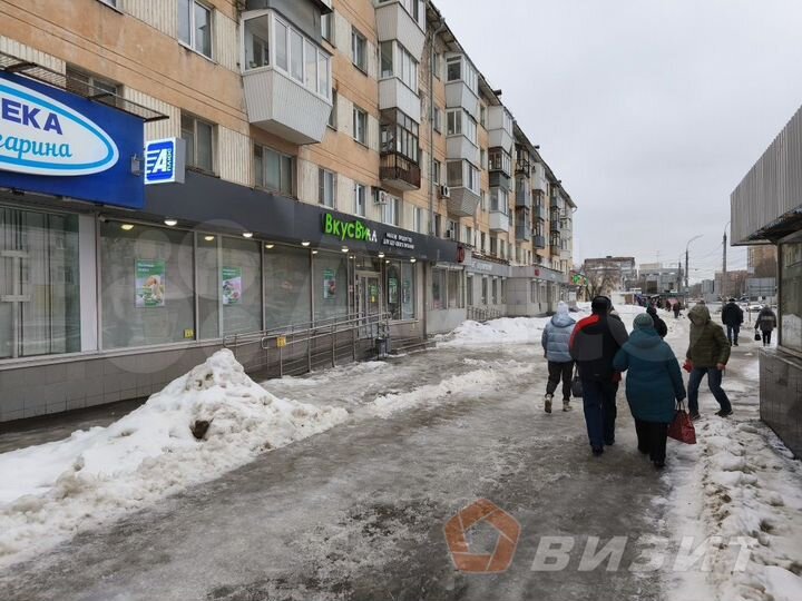 Помещение с витражами у станции метро Гагаринская