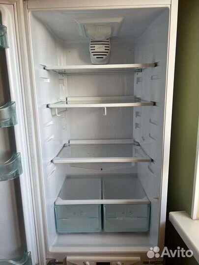 Встраиваемый холодильник Hotpoint-Ariston