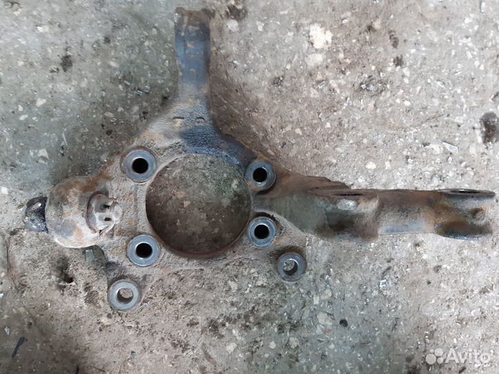 Поворотный кулак Toyota Corolla 150