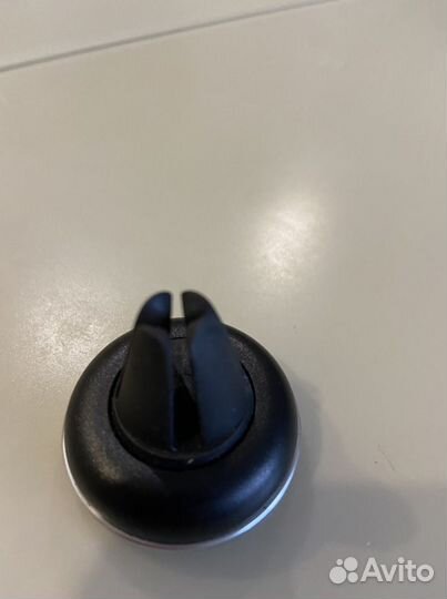 Магнитный держатель для телефона в машину на дефле