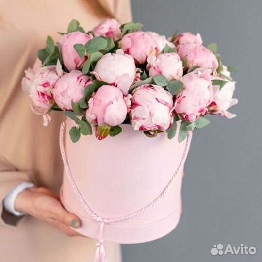 Нежно-розовые пионы в шляпной коробке