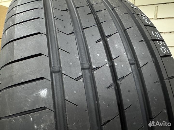 Royal Black Royal Explorer II 295/40 R21 111Y