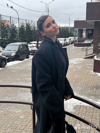 Верхняя женская одежда: пальто, платье и сумка