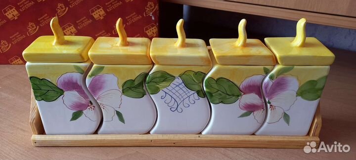 Набор для кухни новый, 5 ёмкостей на полочке