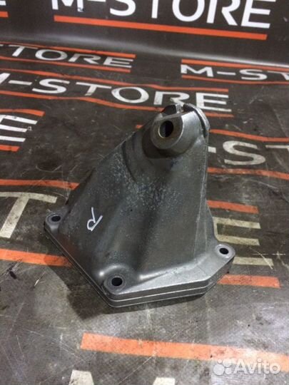 Кронштейн подушки двигателя правый Mercedes-Benz