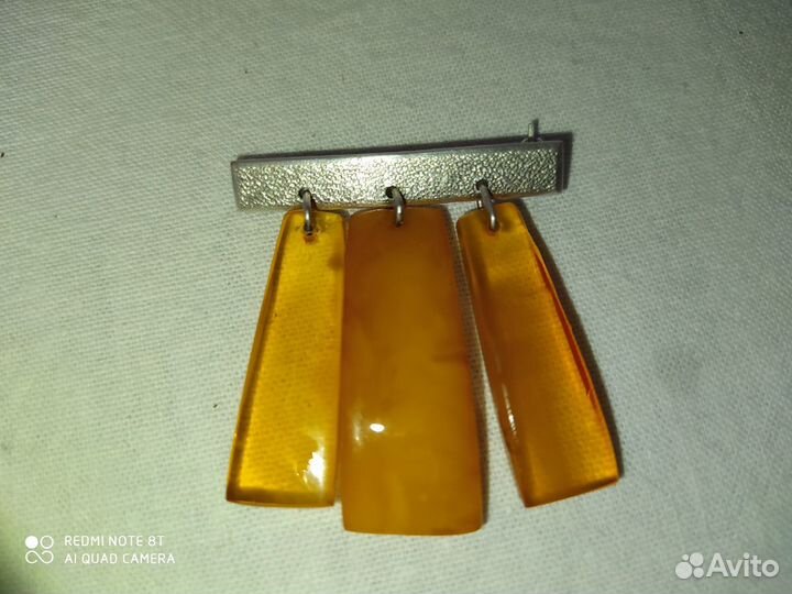 Янтарная брошь
