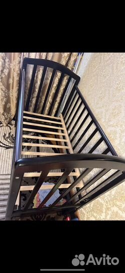 Детская кроватка с маятником