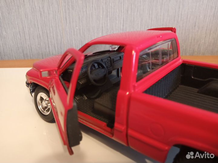 Пикап Dodge Ram 1500 модель 1:24