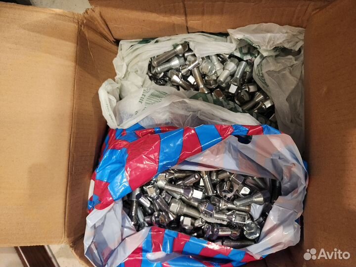 500 новых колёсных болты