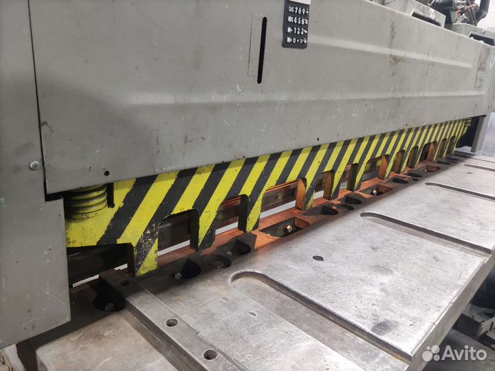 Рубка металла на гильотине