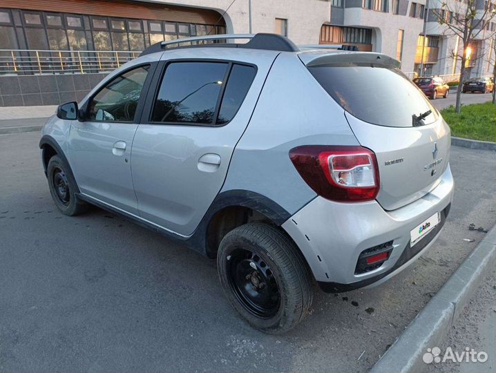 Renault Sandero Stepway 1.6 МТ, 2017, битый, 65 000 км