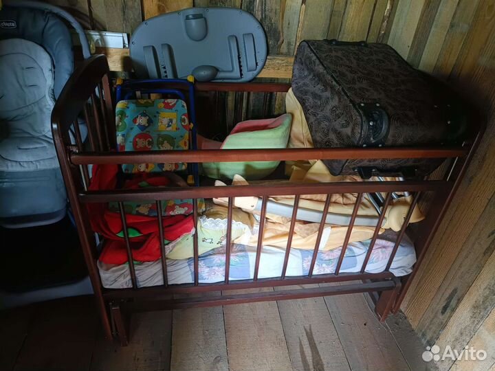 Детская кроватка с маятником