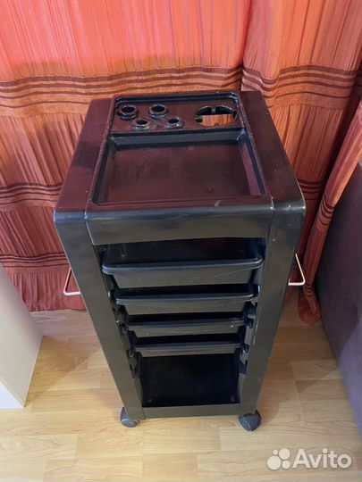 Парикмахерская тележка и шкафчик