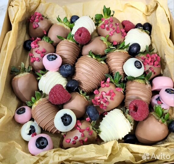 Клубника/финики в шоколаде