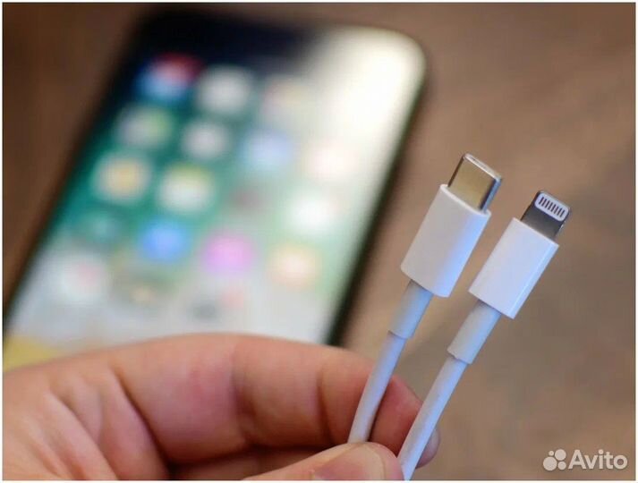Зарядный кабель на iPhone