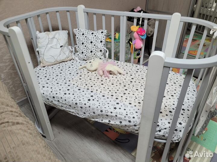 Детская кроватка с маятником