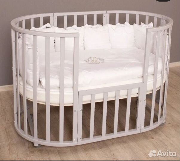 Детская кроватка с маятником