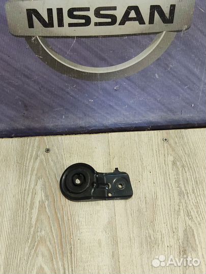 Кронштейн крепление Опора радиатора Nissan primera