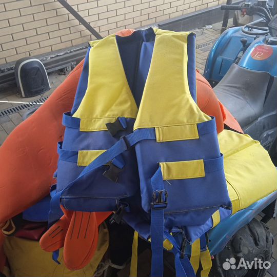 Спасательный жилет есть около 25 шт