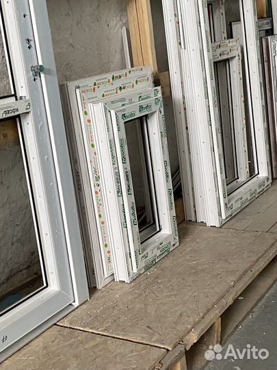 Пластиковые окна белые, 670x670 мм