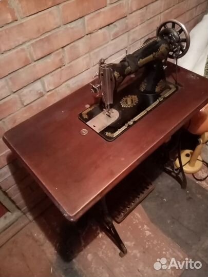 Швейная машина ножная старинная на чугуной станине