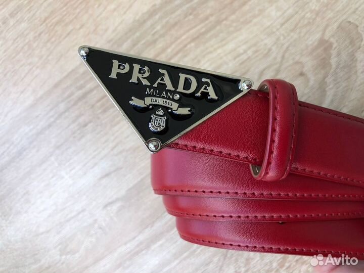 Ремень женский кожаный Prada. Бордовый