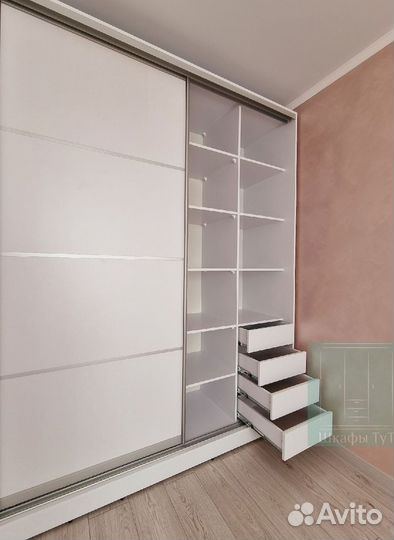 Зеркальный шкаф