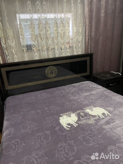 Кровать и две тумбы