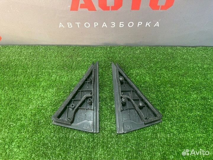 Накладка задней двери наружная (треугольник) левая