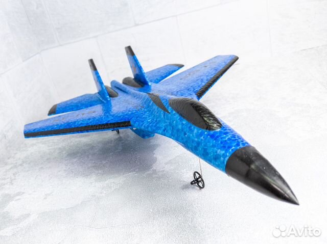 Летающий радиоуправляемый самолет с пультом