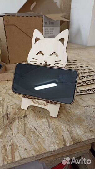 Подставка для телефона из дерева резная