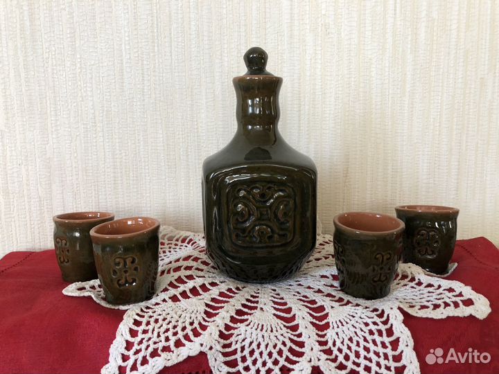 Графин (штоф) и 4 рюмки керамическиие
