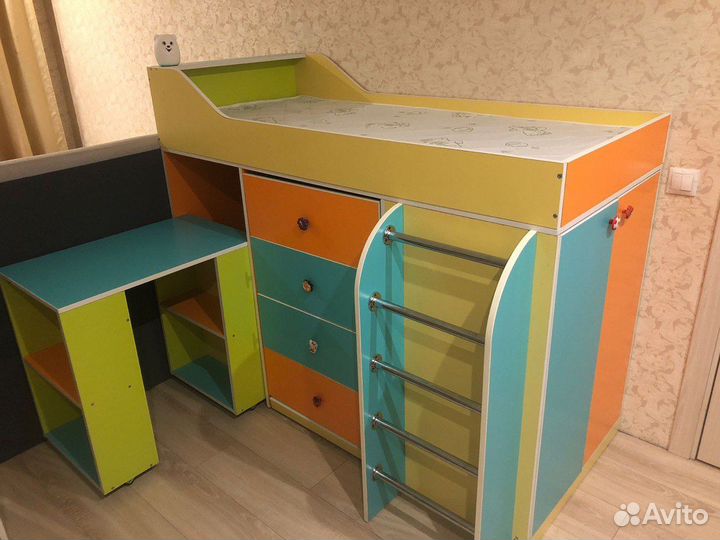 Детская кровать чердак со столом и шкафом