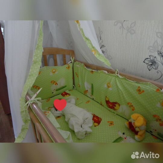 Детская кроватка с маятником