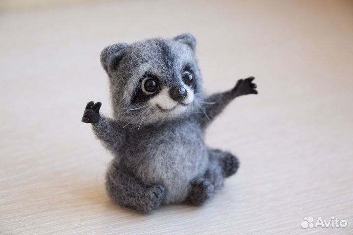 Енот из шерсти, авторская игрушка в подарок