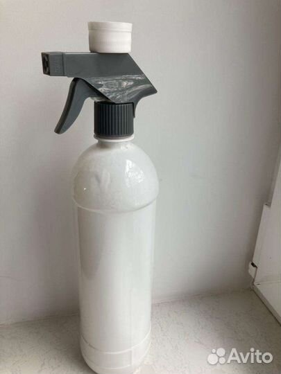 Пластиковая бутылка с дозатором и крышкой
