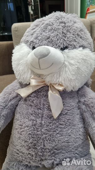 Большой плюшевый заяц