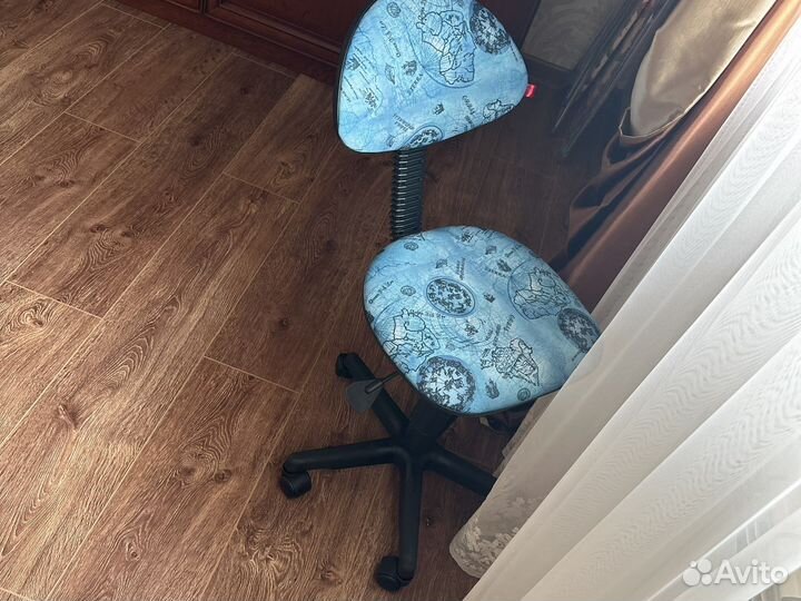 Стул на роликах