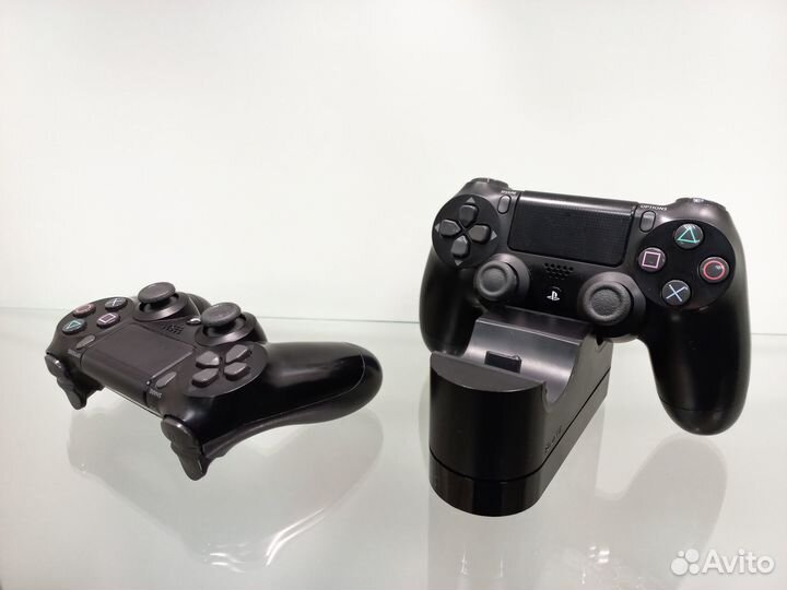 Зарядка двух джойстиков PS4