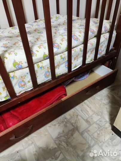 Кроватка детская с маятником