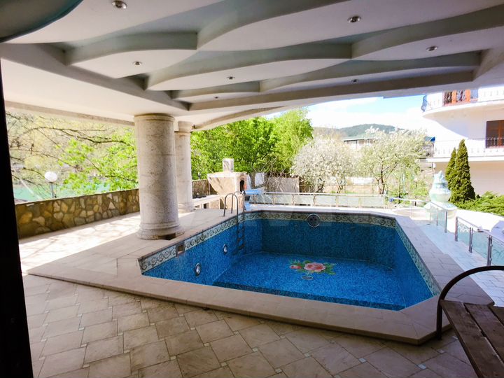 Дом 1550 м² на участке 12 сот.