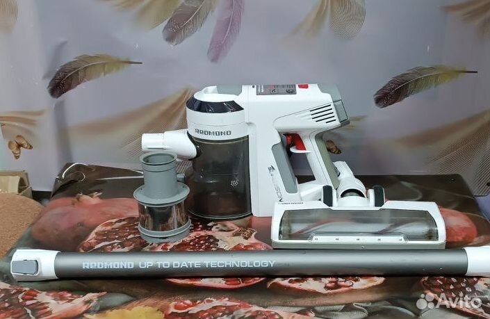 Вертикальный пылесос Redmond rv-ur360