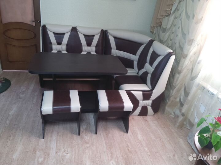 Кухонный уголок со столом и стульями