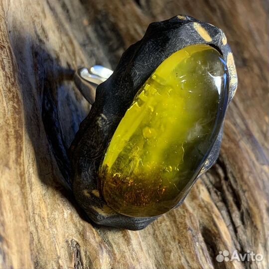 Кольцо янтарное в обрамлении из клёна