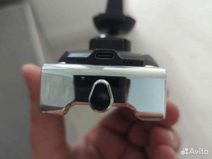 Беспроводная зарядка в машину