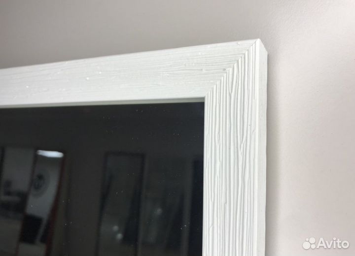 Зеркало в белой раме