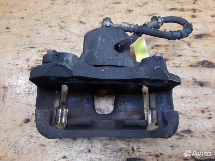 Суппорт передний правый Nissan Bluebird QU14