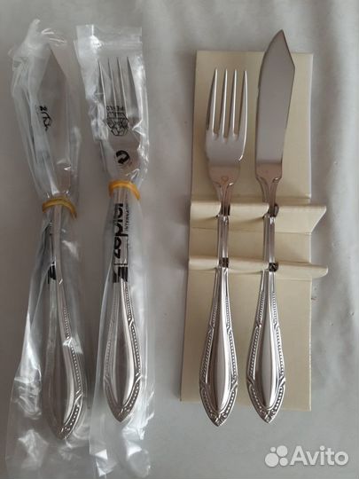 Два набора столовых приборов